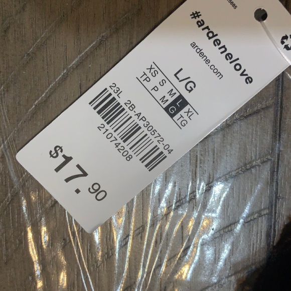 NWT- Ardene Women’s crop top - Picture 2 of 2